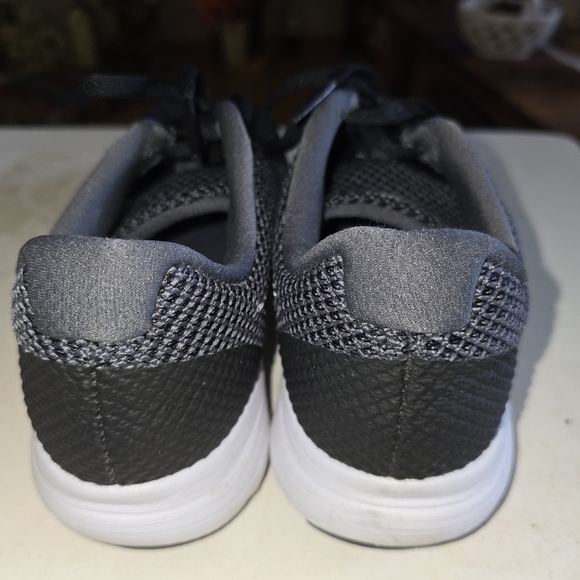 Nike Revolution 3 size 7.5 W sneakers - Picture 2 of 8